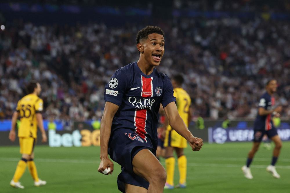 队友接连被罚下！维尼修斯讽刺裁判：多来点红牌吧！