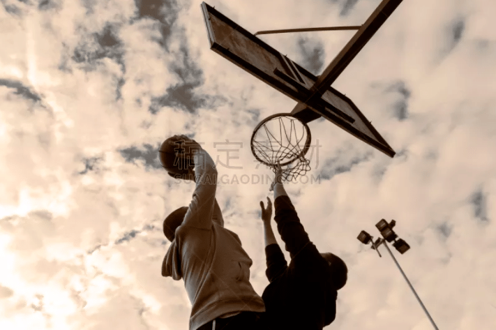 足球欧洲金童奖结果揭晓，新科得主含泪发声