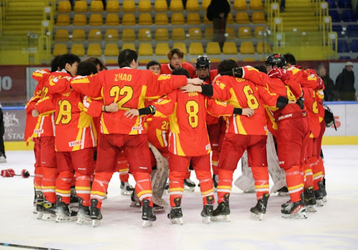 足球国足训练课发生小插曲，球员被逗笑